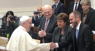 Francisco: “No se puede pretender que las deudas sean pagadas con sacrificios insoportables”