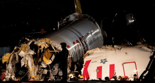 Un avión se partió en tres tras despistarse al aterrizar en Turquía: hay un muerto y 157 heridos