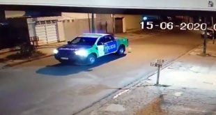 Descubrieron a un policía intentando reventar un globo con el patrullero