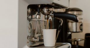 Detienen a un barista por escupirle el café a un policía