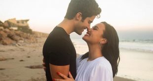 Demi Lovato anunció su compromiso con el actor Max Ehrich