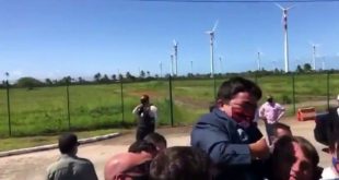 Bolsonaro confundió a una persona petisa con un niño