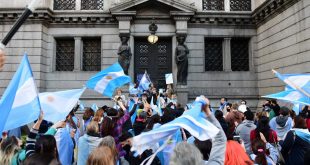 Manifestantes protestaron frente al Congreso contra la Reforma Judicial