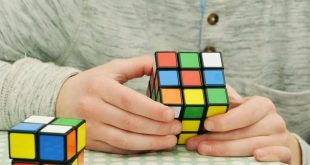 Un cubo mágico conectado permite competir a distancia con otros jugadores