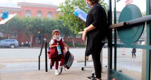 En pleno aumento de casos de coronavirus, California reabre las escuelas primarias