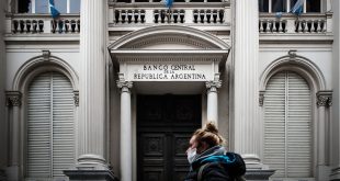 El plan del Gobierno para salvar la economía debutó sin liquidaciones y con alzas en el dólar