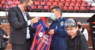 El “Diegonauta”: con una llamativa máscara, Maradona dirigió el amistoso con San Lorenzo y se abrazó con Tinelli