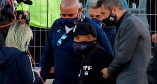 La imagen de Diego Maradona que preocupó a todos en La Plata: después de los homenajes se tuvo que ir del estadio