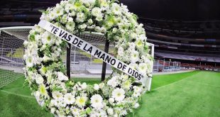México homenajea a Diego Maradona con una ofrenda en el arco de los goles a Inglaterra