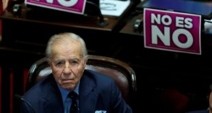 Carlos Menem sigue en grave estado y permanece en coma inducido