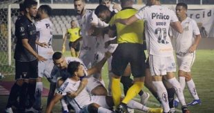 Escandaloso final en Santos-Liga de Quito con Néstor Pitana como protagonista