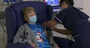 Una mujer de 90 años, la primera en aplicarse la vacuna contra el coronavirus en Reino Unido