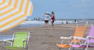 Ante la multitud en las playas, recuerdan que el coronavirus «también se transmite al aire libre»