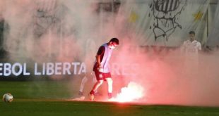 Insólito: lanzan una bengala en el Santos – Boca pese a que se juega sin público