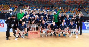 Los Gladiadores pasaron de ronda y homenajearon a Diego Maradona