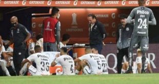 El DT de Santos disparó contra Boca: «Intentan tapar el penal que no nos dieron»