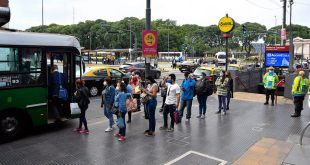 Ciudad: largas filas en las paradas de colectivo por el paro de subtes