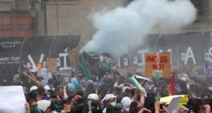 México: reprimen una extensa marcha por el Día de la Mujer