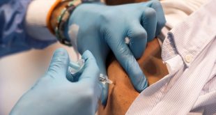 Francia acelera la vacunación con su aplicación en siete hospitales militares