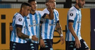 Con diez jugadores casi medio partido, Racing le ganó al Sporting Cristal